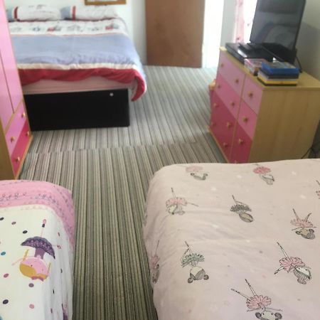 Pink House ,Opposite Beach ,Sleeps 6 , 2 Bedroom Ground Floor Self Contained Garden Flat , Private Entrance , Kitchen , Guaranteed Parking ,Wifi , Movies ,Bathroom ,Fridge , Microwave ,Bedroom 1, Double Bed & 2 Single Beds ,Bedroom 2 , Double Bed Paignton Luaran gambar