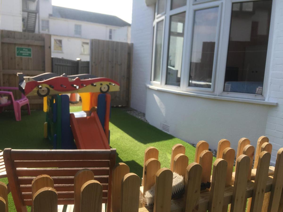 Pink House ,Opposite Beach ,Sleeps 6 , 2 Bedroom Ground Floor Self Contained Garden Flat , Private Entrance , Kitchen , Guaranteed Parking ,Wifi , Movies ,Bathroom ,Fridge , Microwave ,Bedroom 1, Double Bed & 2 Single Beds ,Bedroom 2 , Double Bed Paignton Luaran gambar