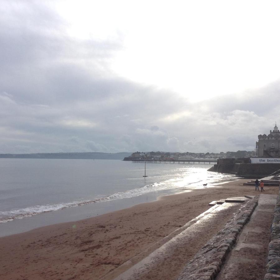 Pink House ,Opposite Beach ,Sleeps 6 , 2 Bedroom Ground Floor Self Contained Garden Flat , Private Entrance , Kitchen , Guaranteed Parking ,Wifi , Movies ,Bathroom ,Fridge , Microwave ,Bedroom 1, Double Bed & 2 Single Beds ,Bedroom 2 , Double Bed Paignton Luaran gambar