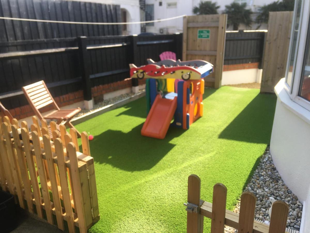 Pink House ,Opposite Beach ,Sleeps 6 , 2 Bedroom Ground Floor Self Contained Garden Flat , Private Entrance , Kitchen , Guaranteed Parking ,Wifi , Movies ,Bathroom ,Fridge , Microwave ,Bedroom 1, Double Bed & 2 Single Beds ,Bedroom 2 , Double Bed Paignton Luaran gambar