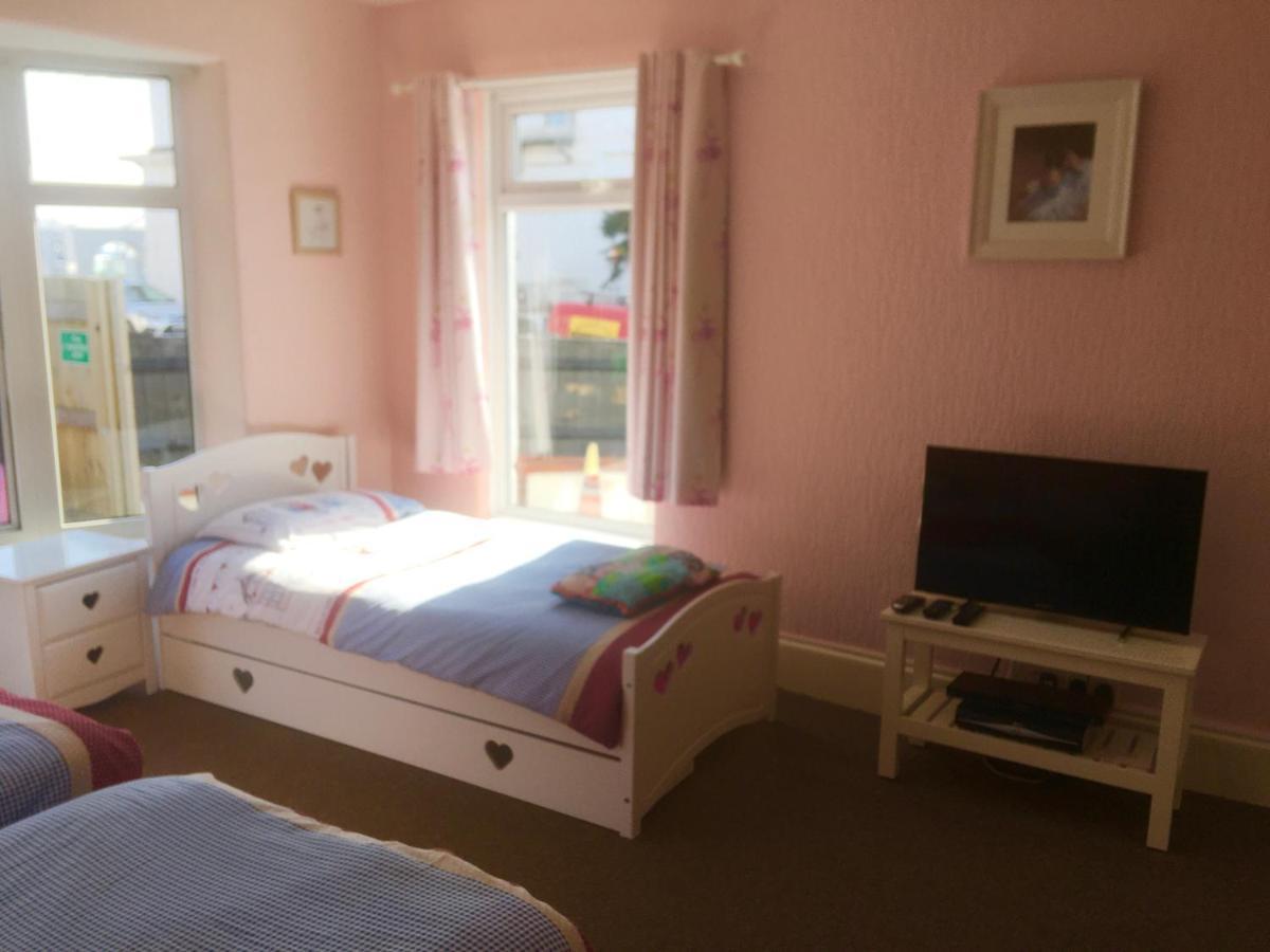 Pink House ,Opposite Beach ,Sleeps 6 , 2 Bedroom Ground Floor Self Contained Garden Flat , Private Entrance , Kitchen , Guaranteed Parking ,Wifi , Movies ,Bathroom ,Fridge , Microwave ,Bedroom 1, Double Bed & 2 Single Beds ,Bedroom 2 , Double Bed Paignton Luaran gambar
