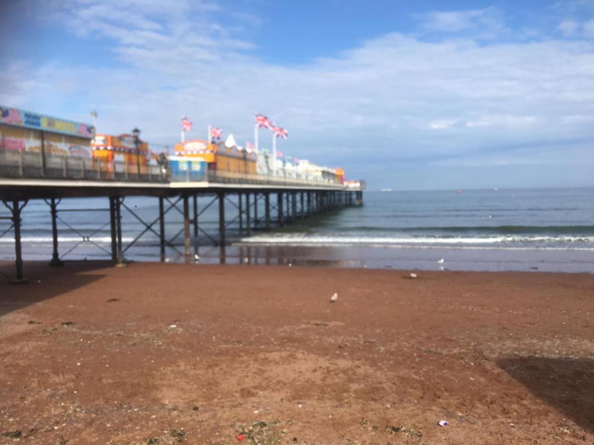 Pink House ,Opposite Beach ,Sleeps 6 , 2 Bedroom Ground Floor Self Contained Garden Flat , Private Entrance , Kitchen , Guaranteed Parking ,Wifi , Movies ,Bathroom ,Fridge , Microwave ,Bedroom 1, Double Bed & 2 Single Beds ,Bedroom 2 , Double Bed Paignton Luaran gambar