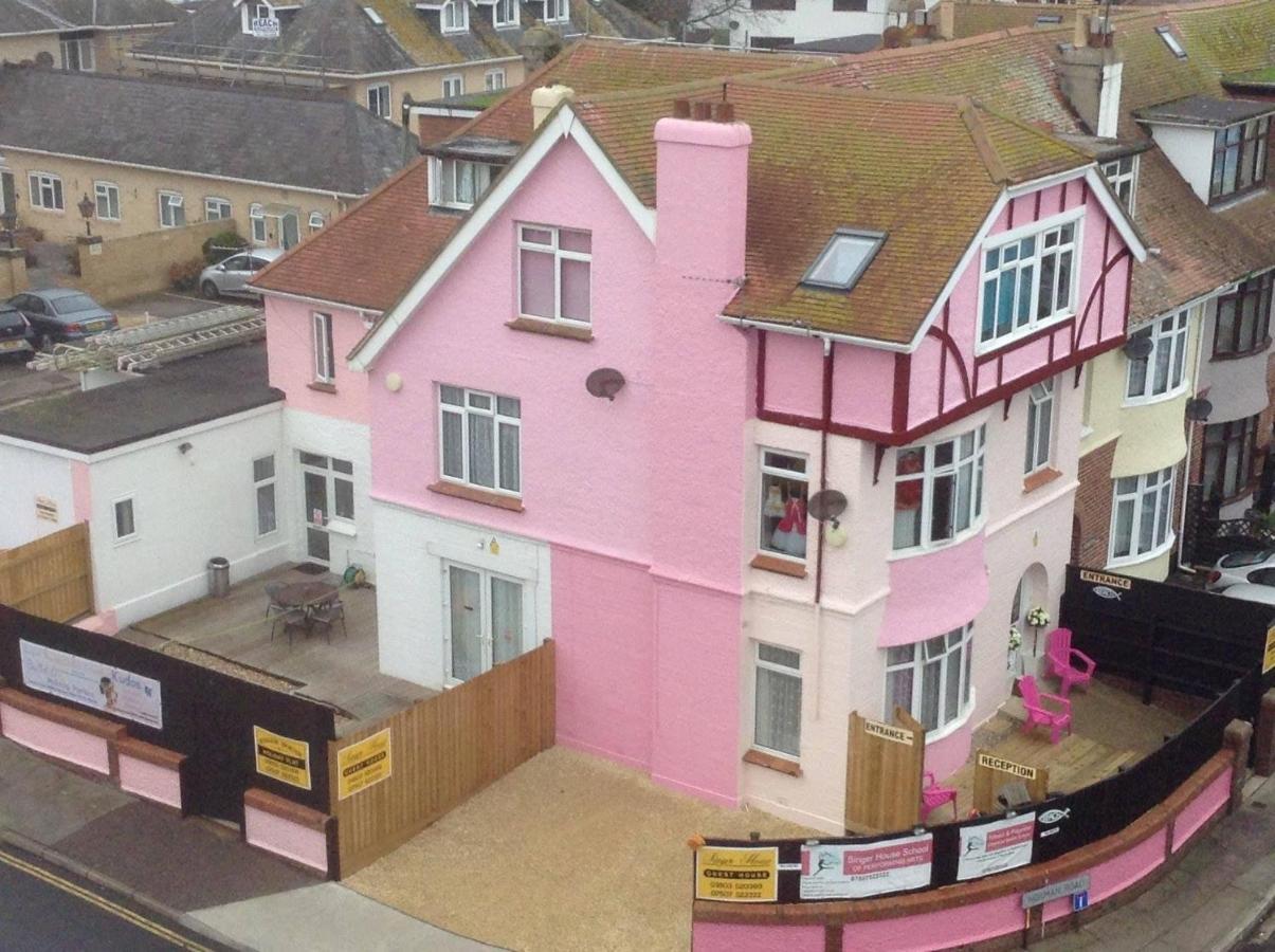Pink House ,Opposite Beach ,Sleeps 6 , 2 Bedroom Ground Floor Self Contained Garden Flat , Private Entrance , Kitchen , Guaranteed Parking ,Wifi , Movies ,Bathroom ,Fridge , Microwave ,Bedroom 1, Double Bed & 2 Single Beds ,Bedroom 2 , Double Bed Paignton Luaran gambar