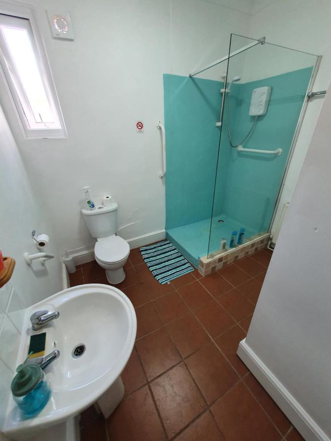 Pink House ,Opposite Beach ,Sleeps 6 , 2 Bedroom Ground Floor Self Contained Garden Flat , Private Entrance , Kitchen , Guaranteed Parking ,Wifi , Movies ,Bathroom ,Fridge , Microwave ,Bedroom 1, Double Bed & 2 Single Beds ,Bedroom 2 , Double Bed Paignton Luaran gambar