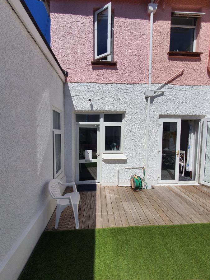 Pink House ,Opposite Beach ,Sleeps 6 , 2 Bedroom Ground Floor Self Contained Garden Flat , Private Entrance , Kitchen , Guaranteed Parking ,Wifi , Movies ,Bathroom ,Fridge , Microwave ,Bedroom 1, Double Bed & 2 Single Beds ,Bedroom 2 , Double Bed Paignton Luaran gambar