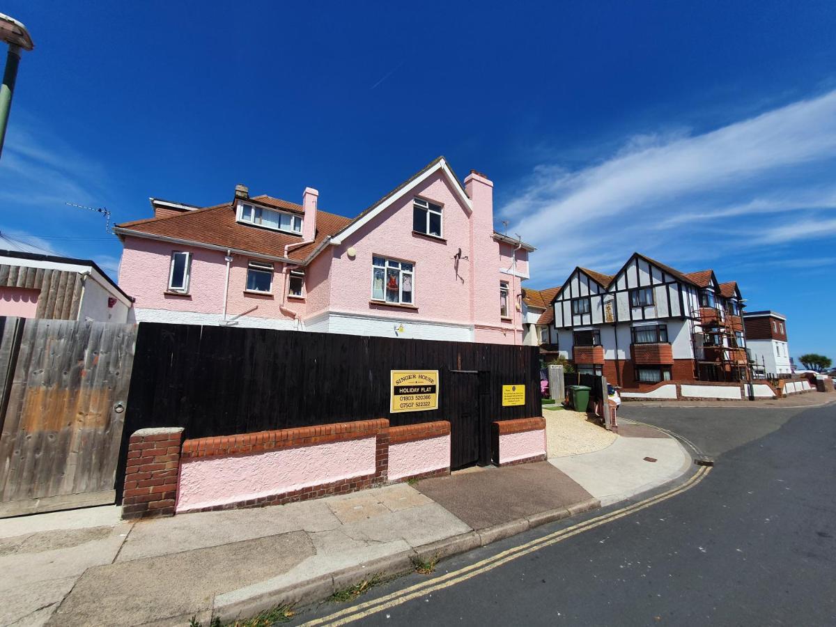 Pink House ,Opposite Beach ,Sleeps 6 , 2 Bedroom Ground Floor Self Contained Garden Flat , Private Entrance , Kitchen , Guaranteed Parking ,Wifi , Movies ,Bathroom ,Fridge , Microwave ,Bedroom 1, Double Bed & 2 Single Beds ,Bedroom 2 , Double Bed Paignton Luaran gambar