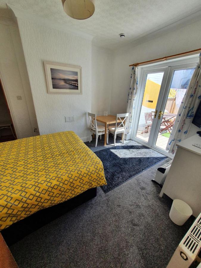 Pink House ,Opposite Beach ,Sleeps 6 , 2 Bedroom Ground Floor Self Contained Garden Flat , Private Entrance , Kitchen , Guaranteed Parking ,Wifi , Movies ,Bathroom ,Fridge , Microwave ,Bedroom 1, Double Bed & 2 Single Beds ,Bedroom 2 , Double Bed Paignton Luaran gambar