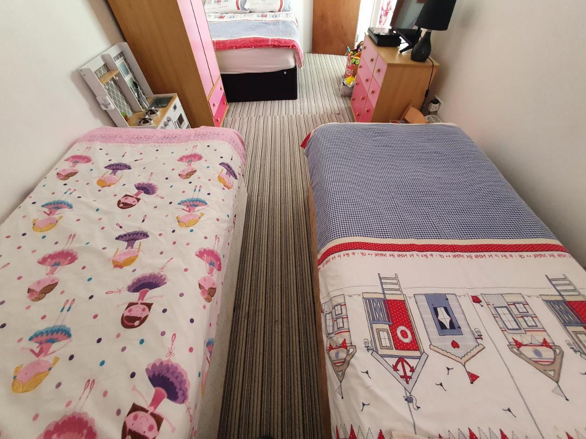 Pink House ,Opposite Beach ,Sleeps 6 , 2 Bedroom Ground Floor Self Contained Garden Flat , Private Entrance , Kitchen , Guaranteed Parking ,Wifi , Movies ,Bathroom ,Fridge , Microwave ,Bedroom 1, Double Bed & 2 Single Beds ,Bedroom 2 , Double Bed Paignton Luaran gambar