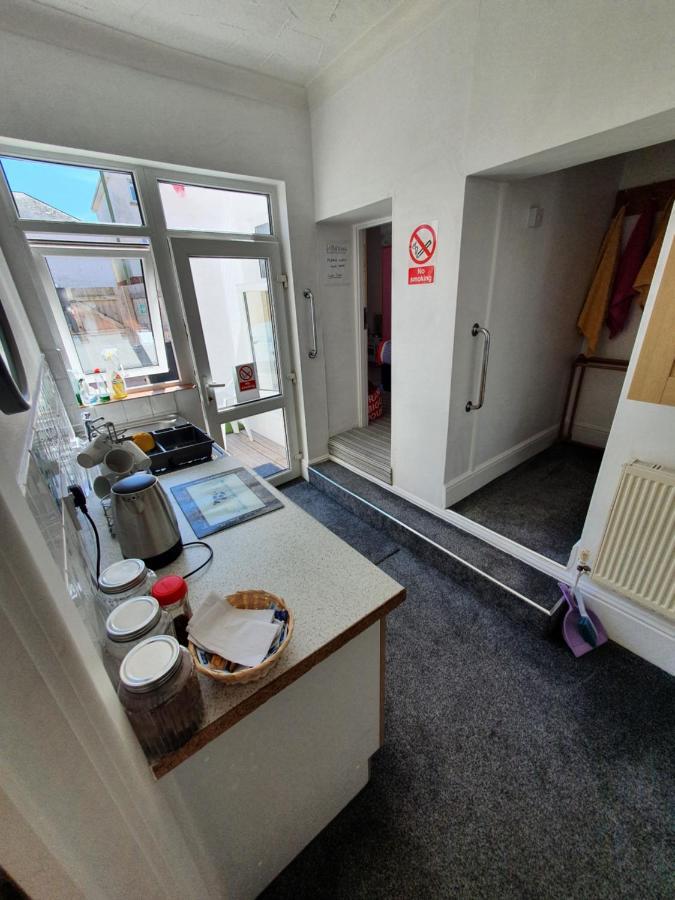 Pink House ,Opposite Beach ,Sleeps 6 , 2 Bedroom Ground Floor Self Contained Garden Flat , Private Entrance , Kitchen , Guaranteed Parking ,Wifi , Movies ,Bathroom ,Fridge , Microwave ,Bedroom 1, Double Bed & 2 Single Beds ,Bedroom 2 , Double Bed Paignton Luaran gambar