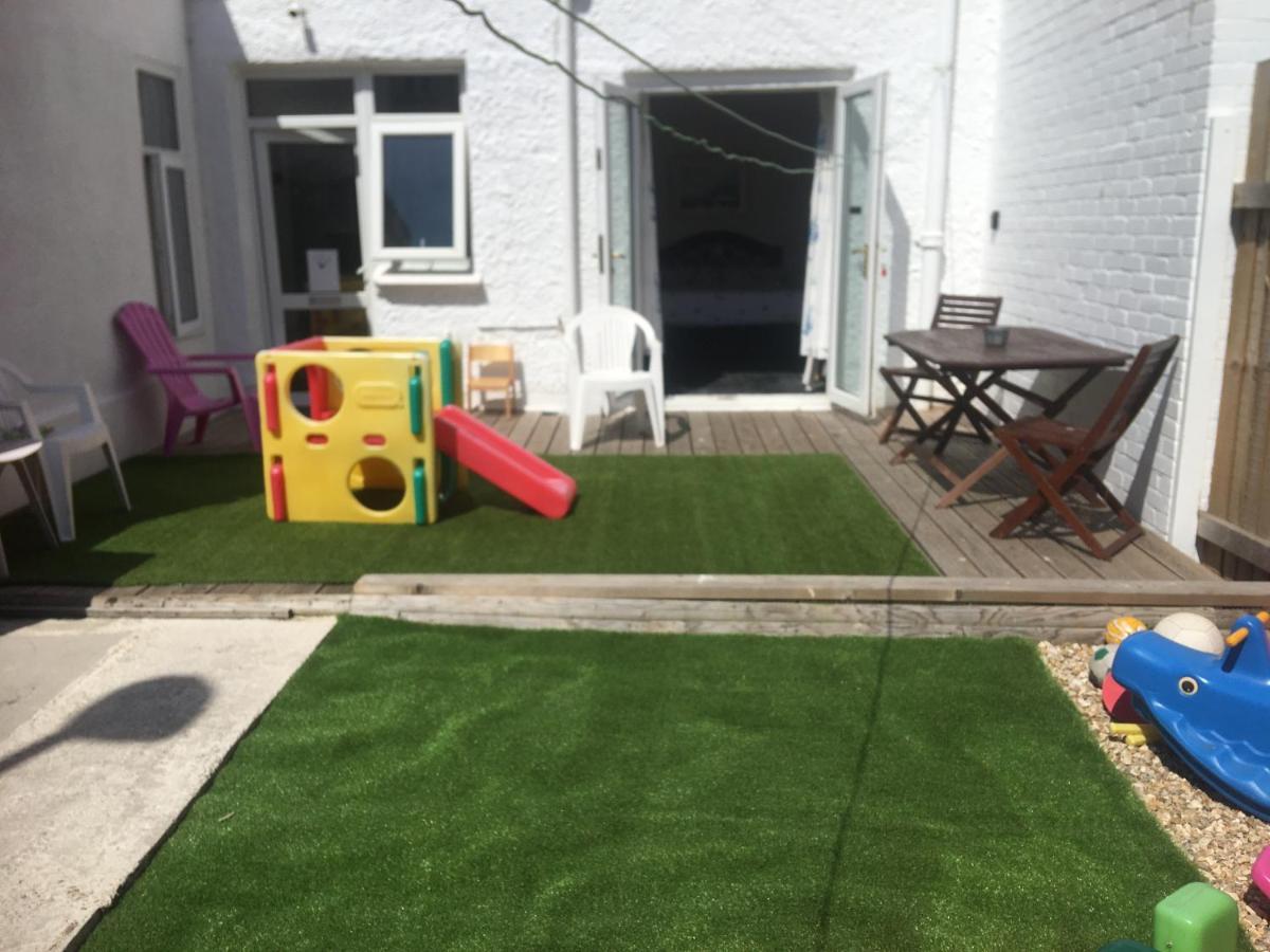 Pink House ,Opposite Beach ,Sleeps 6 , 2 Bedroom Ground Floor Self Contained Garden Flat , Private Entrance , Kitchen , Guaranteed Parking ,Wifi , Movies ,Bathroom ,Fridge , Microwave ,Bedroom 1, Double Bed & 2 Single Beds ,Bedroom 2 , Double Bed Paignton Luaran gambar