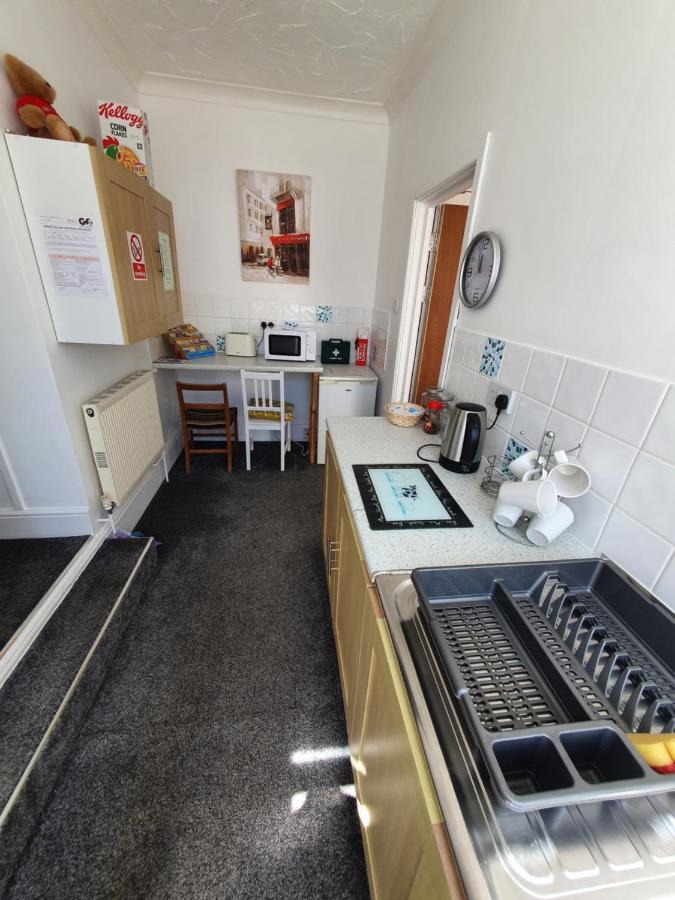 Pink House ,Opposite Beach ,Sleeps 6 , 2 Bedroom Ground Floor Self Contained Garden Flat , Private Entrance , Kitchen , Guaranteed Parking ,Wifi , Movies ,Bathroom ,Fridge , Microwave ,Bedroom 1, Double Bed & 2 Single Beds ,Bedroom 2 , Double Bed Paignton Luaran gambar