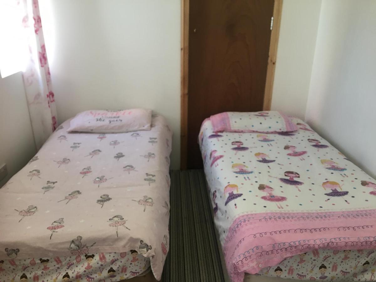 Pink House ,Opposite Beach ,Sleeps 6 , 2 Bedroom Ground Floor Self Contained Garden Flat , Private Entrance , Kitchen , Guaranteed Parking ,Wifi , Movies ,Bathroom ,Fridge , Microwave ,Bedroom 1, Double Bed & 2 Single Beds ,Bedroom 2 , Double Bed Paignton Luaran gambar