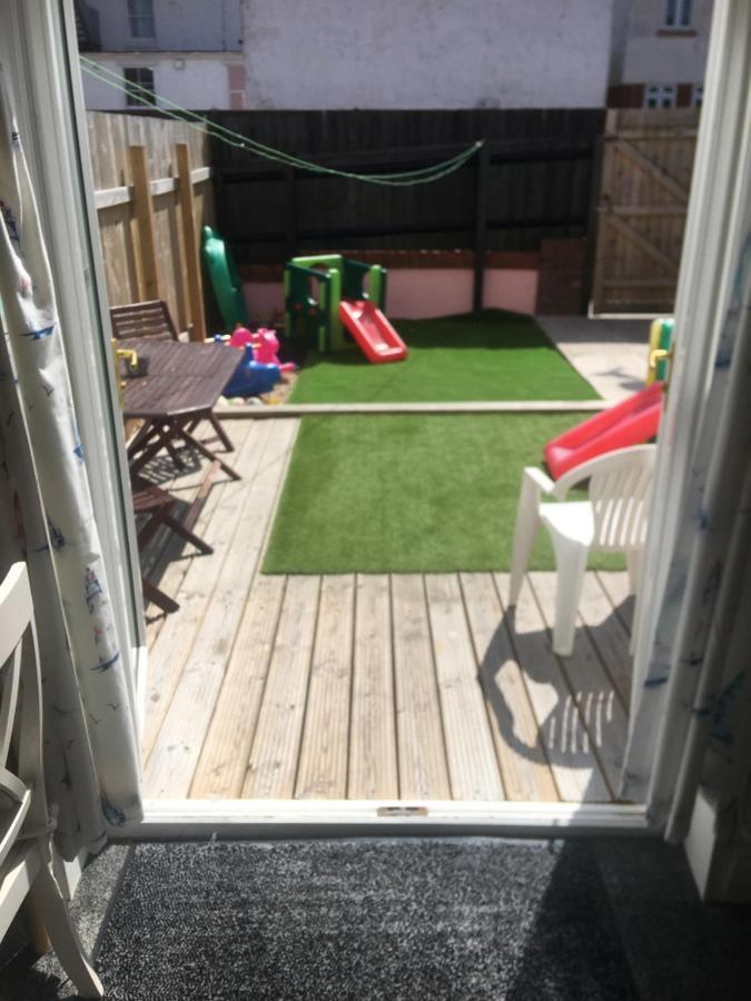 Pink House ,Opposite Beach ,Sleeps 6 , 2 Bedroom Ground Floor Self Contained Garden Flat , Private Entrance , Kitchen , Guaranteed Parking ,Wifi , Movies ,Bathroom ,Fridge , Microwave ,Bedroom 1, Double Bed & 2 Single Beds ,Bedroom 2 , Double Bed Paignton Luaran gambar
