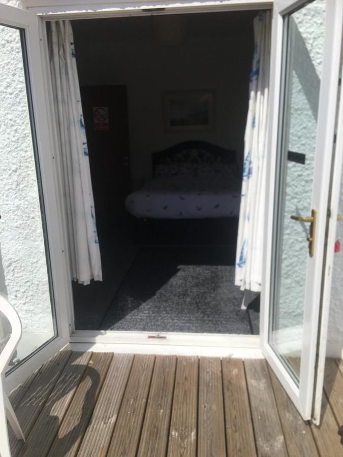 Pink House ,Opposite Beach ,Sleeps 6 , 2 Bedroom Ground Floor Self Contained Garden Flat , Private Entrance , Kitchen , Guaranteed Parking ,Wifi , Movies ,Bathroom ,Fridge , Microwave ,Bedroom 1, Double Bed & 2 Single Beds ,Bedroom 2 , Double Bed Paignton Luaran gambar